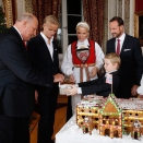 Kongeparet og Kronprinsfamilien samlet til julefotografering på Slottet. Foto: Lise Åserud, NTB scanpix.